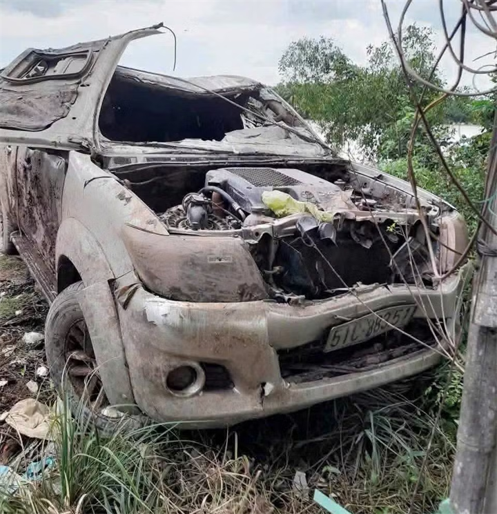 Chiếc xe bán tải được trục vớt, bên trong phát hiện có xương người./ Theo báo Tiền phong.