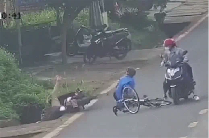 Xe máy di chuyển ngược chiều tông vào người đi xe đạp (Ảnh: Cắt từ clip).