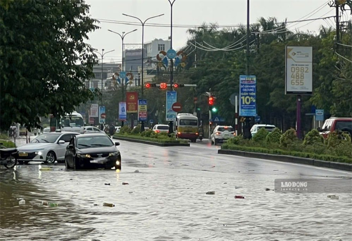 Chùm ảnh: Mưa trắng trời, nhiều nơi ở Nghệ An, Hà Tĩnh, Quảng Trị ngập sâu, người dân bì bõm di chuyển, nước xối xả vào hầm chung cư - 4