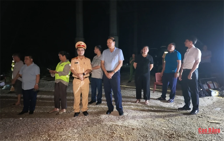 Phó Chủ tịch UBND tỉnh Hoàng Văn Thạch kiểm tra, chỉ đạo công tác khắc phục hậu quả tại hiện trường vụ tai nạn.