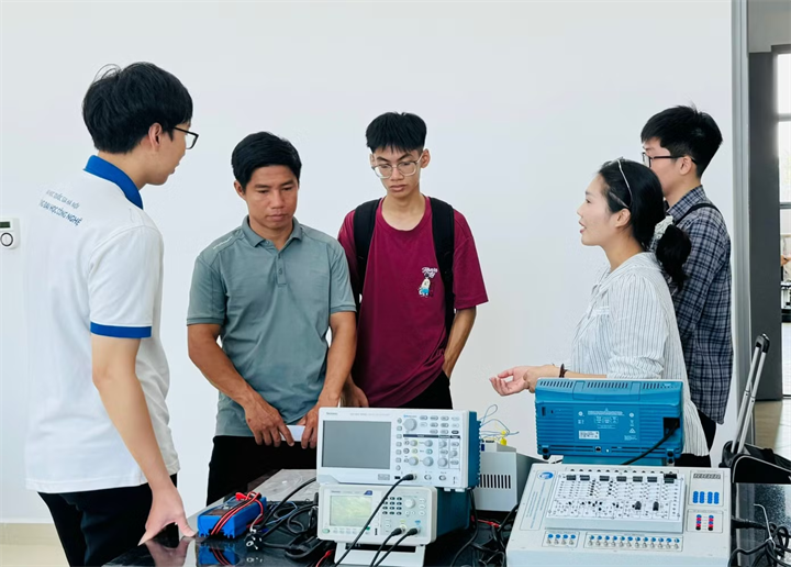 Phụ huynh cùng tân sinh viên tham quan phòng lab tại Trường Đại học Công nghệ, Đại học Quốc gia Hà Nội trong ngày nhập học Ảnh: NGHIÊM HUÊ