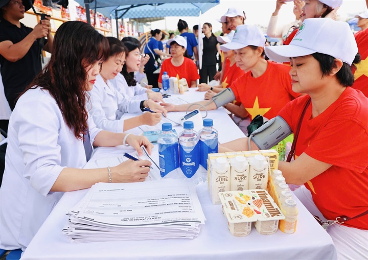 Người cao tuổi được thăm khám, tư vấn sức khỏe và dinh dưỡng tại chương trình. Ảnh: Vi Nam