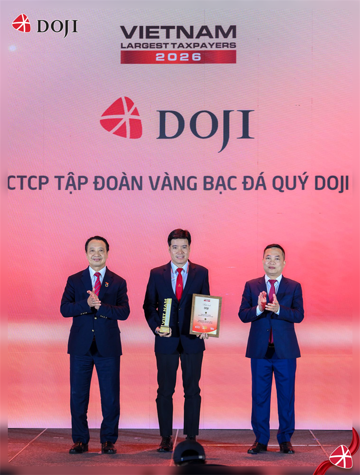 Phó Tổng Giám đốc Trần Trọng Hùng đại diện Tập đoàn DOJI nhận vinh danh. Nguồn ảnh Doji