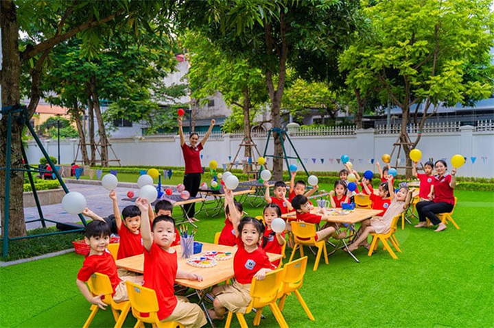Một trong những điều kiện để được cấp phép hoạt động giáo dục đối với trường mầm non là phải có cơ sở vật chất tối thiểu, đồ dùng, đồ chơi, học liệu, thiết bị dạy học đáp ứng quy định của Bộ Giáo dục và Đào tạo