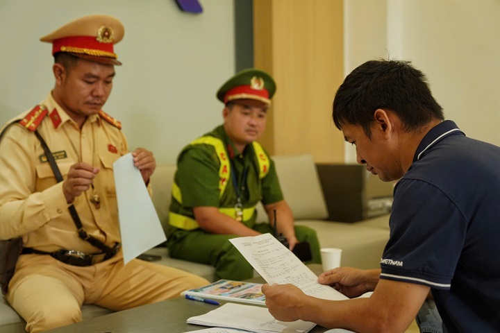 CSGT và Công an phường làm việc với đại diện công ty ngay trong sáng 19/9.