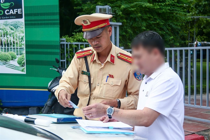 CSGT lập biên bản xử lý cả lái xe và chủ xe.