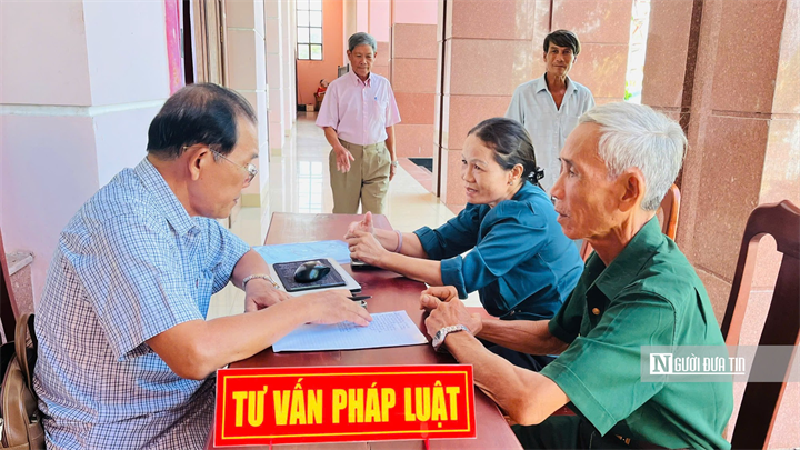 Luật gia Huỳnh Văn Chưa , Chánh VP Hội tư vấn pháp luật cho người dân tại xã Tây Sơn trong chương trình "Ngày hội công dân với pháp luật" năm 2026 diễn ra sáng 18/9. Ảnh: Cẩm Cẩm