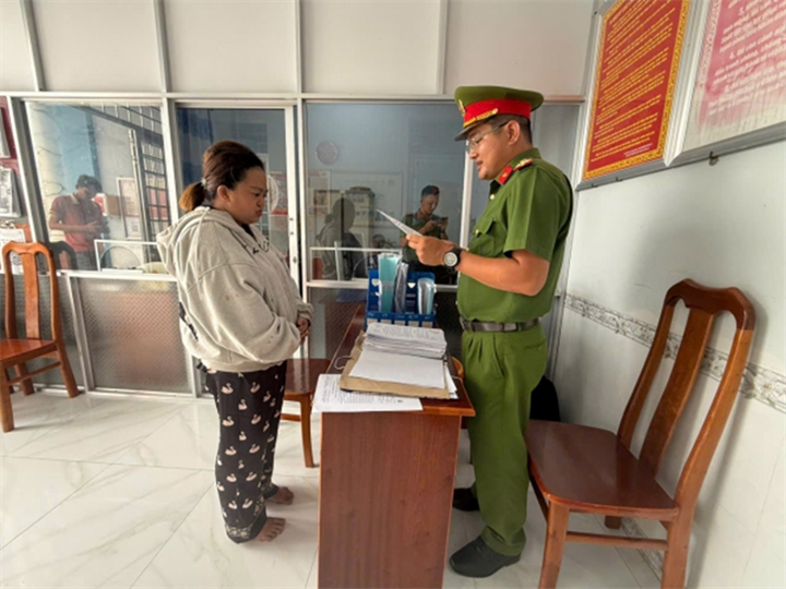 Cơ quan Cảnh sát điều tra Công an tỉnh thực hiện Lệnh bắt bị can đối với Lưu Thị Như Băng. Ảnh: Công an Cà Mau