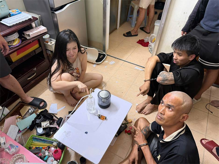 Các đối tượng tại hiện trường chung cư thuộc phường Kim Liên. Ảnh: Công an Hà Nội