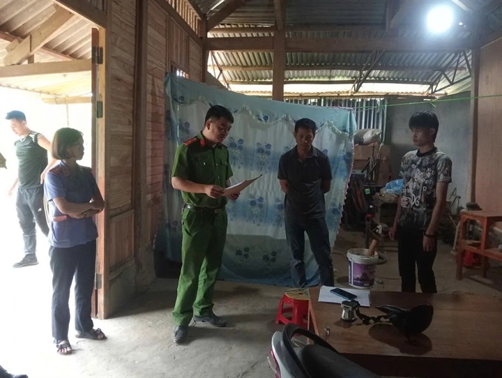 Cơ quan cảnh sát điều tra đọc lệnh khám nơi ở của các đối tượng có liên quan trong chuyên án VA0926B. Ảnh: Công an tỉnh Lai Châu