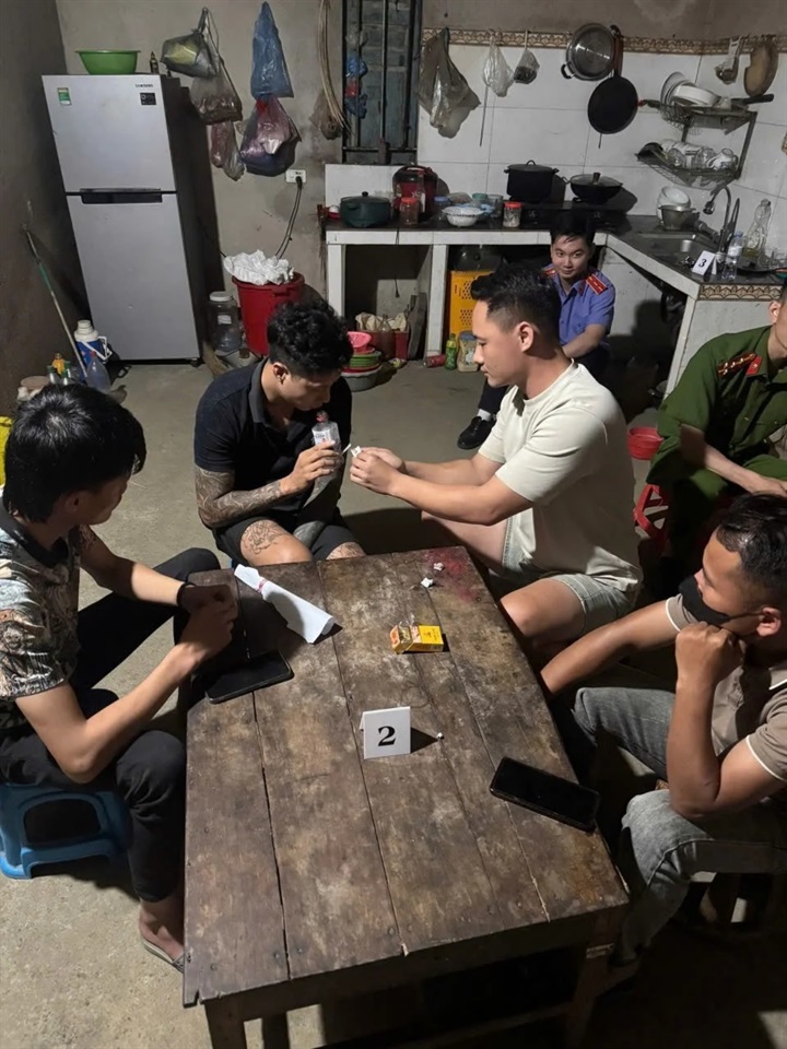Cơ quan Cảnh sát điều tra dựng lại hiện trường nơi các đối tượng tổ chức sử dụng trái phép chất ma túy. Ảnh: Công an tỉnh Lai Châu