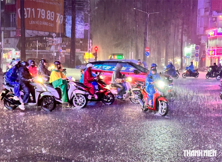 Nam bộ đón đợt mưa lớn kéo dài đến giữa tuần sau. ẢNH: CHÍ NHÂN