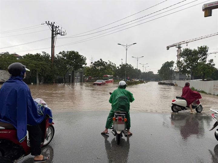 Những ngày qua, các tỉnh phía Bắc có mưa lớn kéo dài khiến nhiều tuyến phố ngập sâu. Ảnh: Cao Nguyên