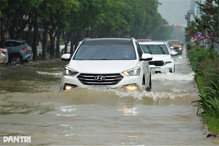 Ô tô di chuyển khó khăn trên đường Nguyễn Du, phường Thành Sen, Hà Tĩnh (Ảnh: Dương Nguyên).