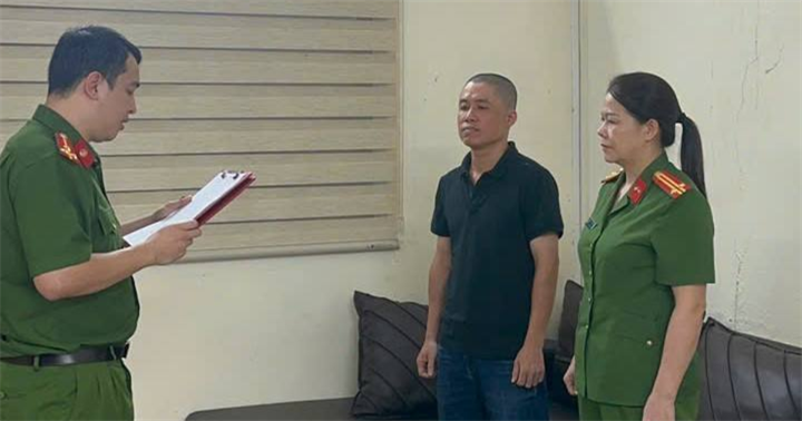 Tống đạt quyết định khởi tố bị can Đoàn Ngọc Cảnh. (Ảnh: Công an Cao Bằng)