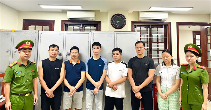 Các đối tượng Nguyễn Thị Hương, Bùi Xuân Quý, Lưu Đình Hưng, Nguyễn Hữu Sĩ, Nguyễn Ngọc Kiệm, Hoàng Văn Thắng (từ phải qua trái). (Ảnh: Công an Thanh Hóa)
