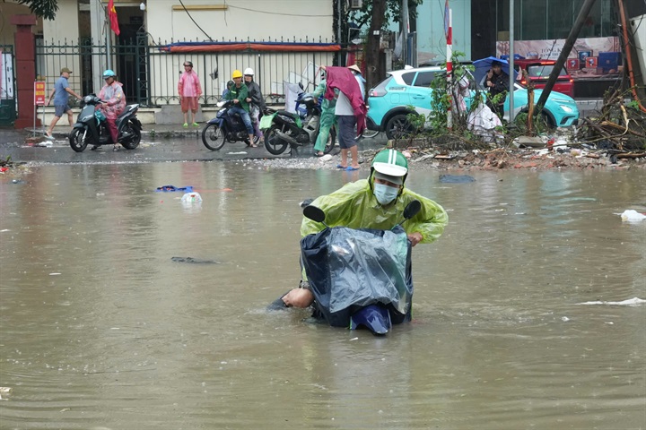 Cơ quan chức năng cảnh báo nguồn nước ô nhiễm sau mưa lũ. Ảnh: Di Hân