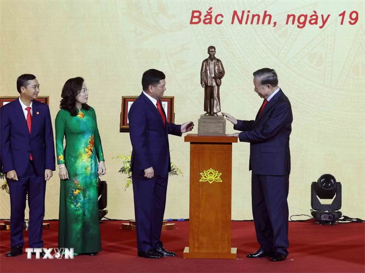 ổng Bí thư, Chủ tịch nước Tô Lâm tặng bức tượng Chủ tịch Hồ Chí Minh cho thành phố Bắc Ninh. (Ảnh: Thống Nhất/TTXVN)