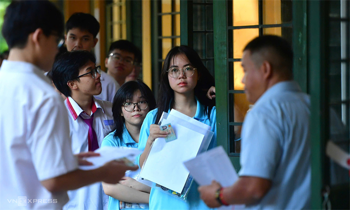 Thí sinh thi tốt nghiệp tại trường THPT Trưng Vương, TP HCM, sáng 11/6. Ảnh: Thanh Tùng
