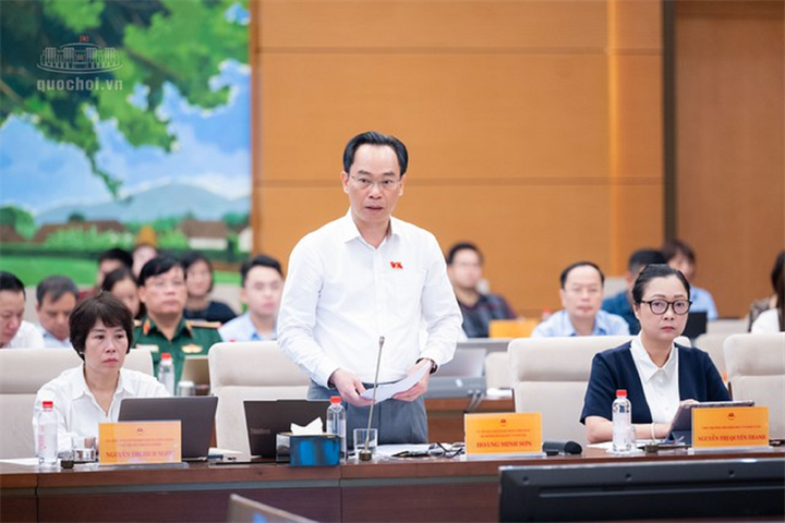 Bộ trưởng Bộ Giáo dục và Đào tạo Hoàng Minh Sơn (Ảnh: Media Quốc hội).
