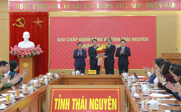 Thường trực Tỉnh ủy tặng hoa chúc mừng ông Nguyễn Thế Mạnh, Phó bí thư Tỉnh ủy Thái Nguyên. Ảnh: VietNamNet