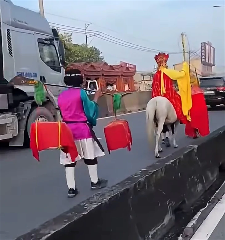 Clip lan truyền mạng xã hội ghi cảnh 4 người hóa trang thành "4 thầy trò Đường Tăng" đi trên đường Phan Văn Khải. Ảnh cắt từ clip/Tuổi Trẻ