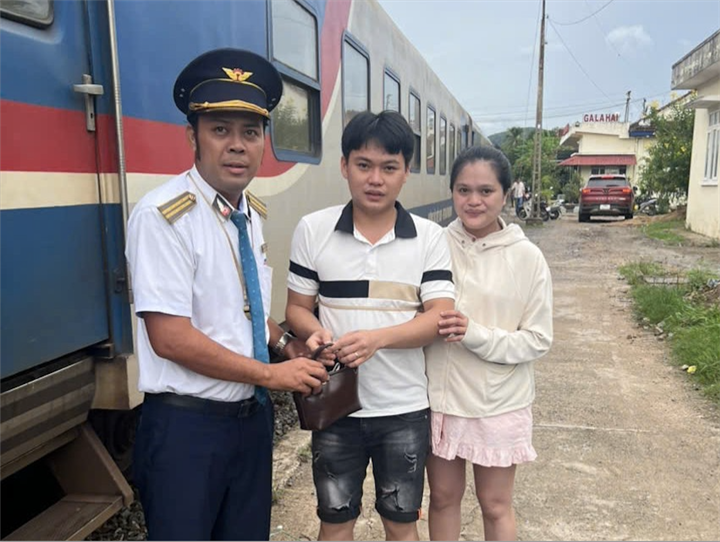 Trưởng tàu SE21 Nguyễn Quốc Khánh đã trao trả tài sản hành khách Nguyễn Phan Mỹ Uyên cùng chồng. Ảnh: Tập đoàn Đường sắt Quốc gia Việt Nam