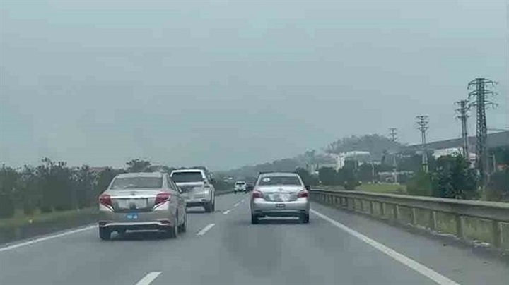 Xe tập lái dàn hàng ngang trên cao tốc Hà Nội - Thái Nguyên. Ảnh: Huy Thiêm