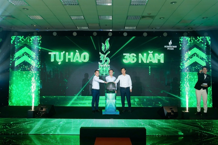 Bí thư Đảng ủy, Chủ tịch HĐQT Bùi Minh Tiến; Tổng Giám đốc Dương Trí Hội và Chủ tịch Công đoàn Trần Xuân Thành thực hiện nghi thức chúc mừng kỷ niệm 36 năm thành lập PV GAS. Nguồn ảnh PV GAS