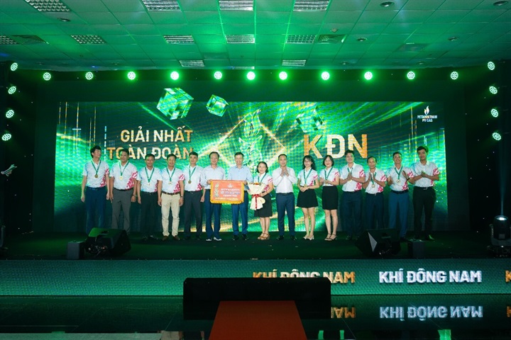 Bí thư Đảng ủy, Chủ tịch HĐQT PV GAS Bùi Minh Tiến trao giải Nhất toàn đoàn cho KĐN. Nguồn ảnh PV GAS