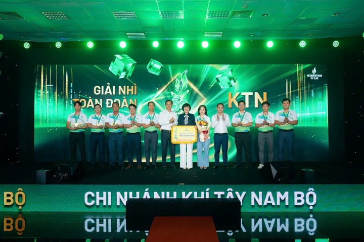 Bí thư Đảng ủy, Chủ tịch HĐQT PV GAS Bùi Minh Tiến trao giải Nhất toàn đoàn cho KĐN. Nguồn ảnh PV GAS