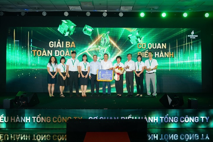 Thành viên HĐQT PV GAS Nguyễn Huy Hoàng và Phó Chủ tịch Công đoàn PV GAS Lê Phước Khôi trao giải Ba toàn đoàn cho CQĐH Tổng công ty. Nguồn ảnh PV GAS
