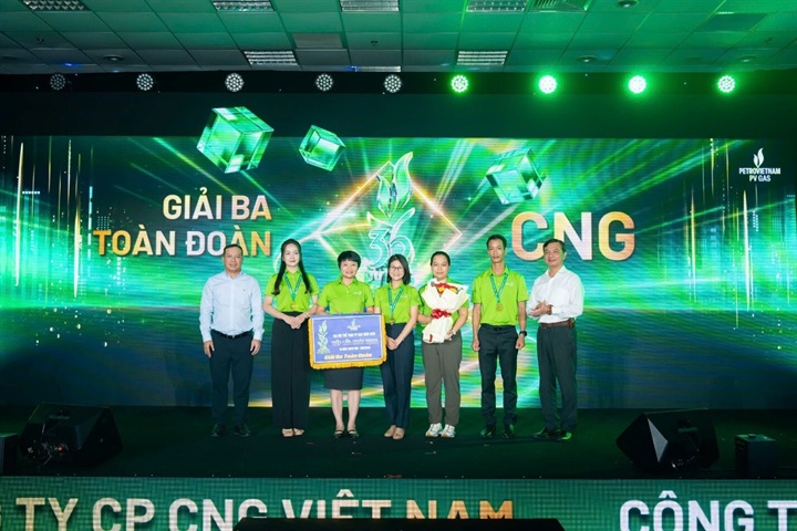 Thành viên HĐQT PV GAS Nguyễn Huy Hoàng và Phó Chủ tịch Công đoàn PV GAS Lê Phước Khôi trao giải Ba toàn đoàn cho PV GAS CNG. Nguồn ảnh PV GAS