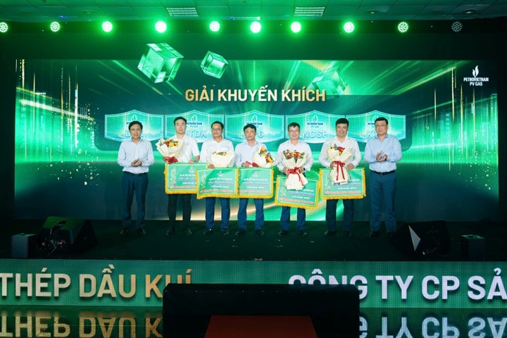 Phó Tổng Giám đốc PV GAS Nguyễn Công Luận và Phó Chủ tịch Công đoàn PV GAS Trịnh Văn Minh trao giải Khuyến khích toàn đoàn cho các đơn vị. Nguồn ảnh PV GAS
