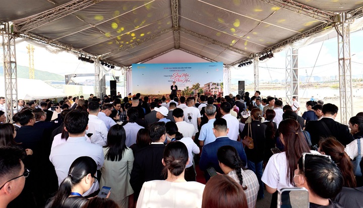 Toàn cảnh sự kiện khai trương nhà mẫu The Elite, Charmora City thu hút hơn 300 khách tham dự. Nguồn ảnh Sun Group