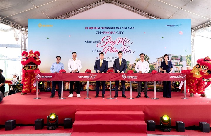 Đại diện ban lãnh đạo Sun Property thực hiện nghi thức cắt băng khai trương. Nguồn ảnh Sun Group