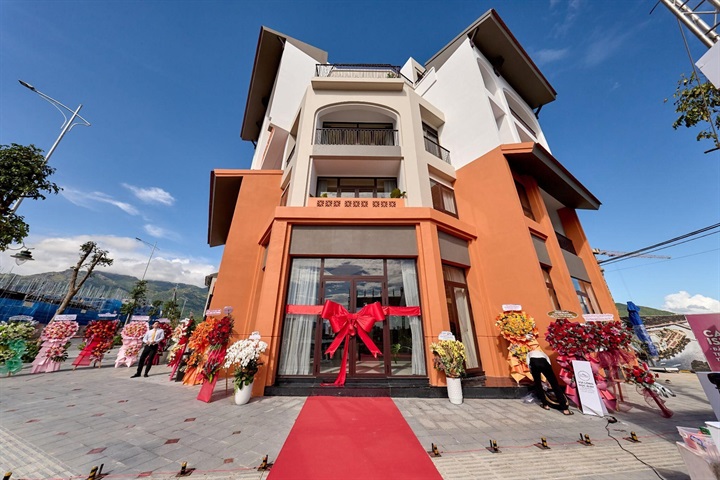 Căn mẫu shophouse The Elite quy mô 5 tầng sẵn sàng đón khách tham quan. Nguồn ảnh Sun Group