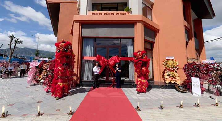 Đại diện ban lãnh đạo Sun Property thực hiện nghi thức giật nơ mở cửa nhà mẫu. Nguồn ảnh Sun Group