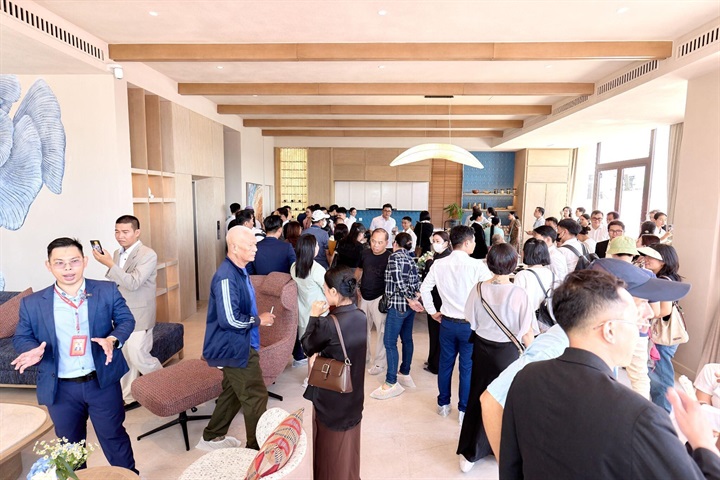 Khách hàng trực tiếp trải nghiệm không gian sống bên trong căn mẫu The Elite. Nguồn ảnh Sun Group