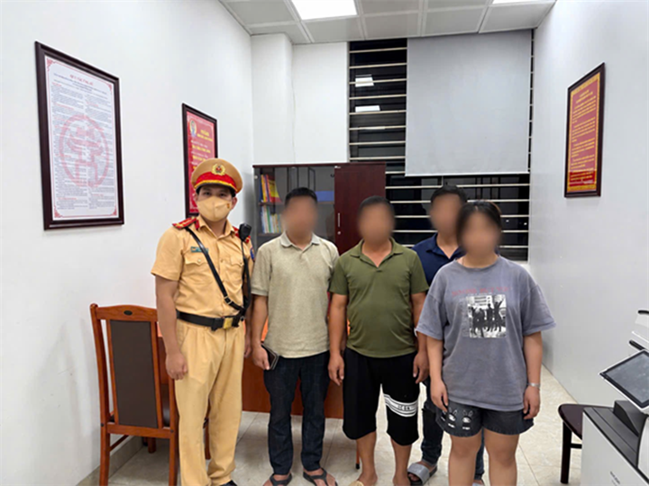 Gia đình anh C.V.M đến đón con tại cơ quan Công an. Ảnh: Cổng thông tin điện tử Công an Hà Nội