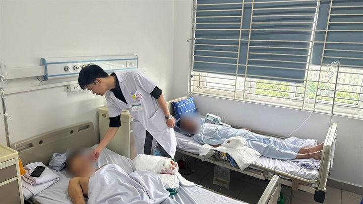 Bác sĩ cảnh báo “thời gian vàng” bảo tồn cánh tay khi gặp tai nạn lao động, tạo cơ hội giữ lại tối đa chức năng bàn tay cho người bệnh. Ảnh: BVCC