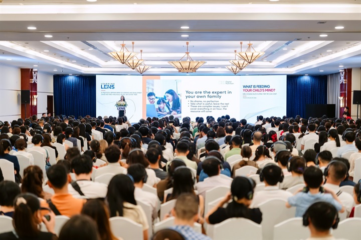 Khi trẻ lớn dần, mục tiêu của cha mẹ cần chuyển từ quản lý thiết bị sang phát triển khả năng tự quản lý sự chú ý, hành vi và những lựa chọn công nghệ của trẻ. Nguồn Vinschool