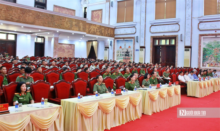 Các đại biểu và các phạm nhân tham dự chương trình.