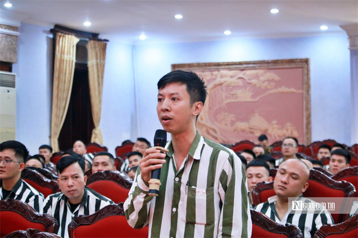 Các phạm nhân nêu câu hỏi.