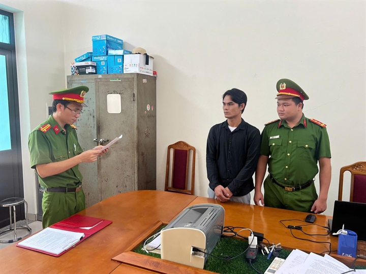 Cơ quan Cảnh sát điều tra công bố các quyết định tố tụng đối với Bùi Quý Dậu. Ảnh: Công an tỉnh Phú Thọ