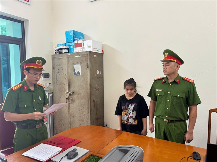 Cơ quan Cảnh sát điều tra công bố các Quyết định đối với Nguyễn Thị Nhung. Ảnh: Công an tỉnh Phú Thọ