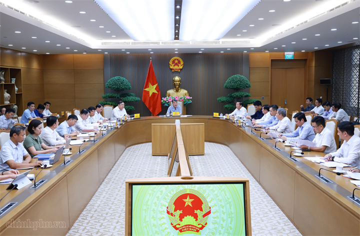 Thủ tướng Lê Minh Hưng chủ trì cuộc họp kiểm điểm tình hình triển khai, thúc đẩy giải ngân các dự án trọng điểm ngành giao thông vận tải - Ảnh: chinhphu.vn/Nhật Bắc