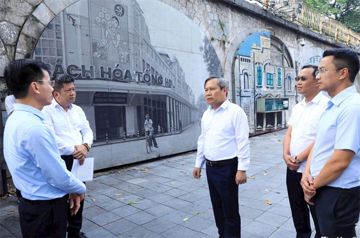 Chủ tịch UBND TP Hà Nội Vũ Đại Thắng cùng đoàn công tác của thành phố đến kiểm tra thực địa khu vực 131 vòm cầu đường sắt (Ảnh: Viết Thành).
