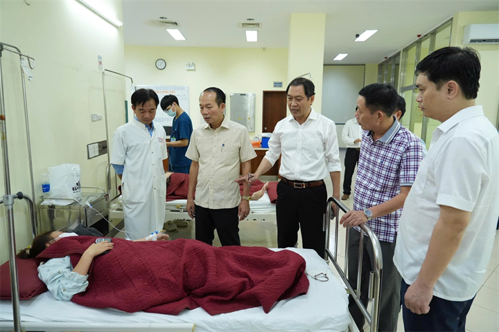 Lãnh đạo TP.Huế thăm hỏi, động viên các công nhân điều trị tại Bệnh viện Trung ương Huế cơ sở 2 do ngộ độc thực phẩm. Ảnh: Văn Bốn/Dân Việt