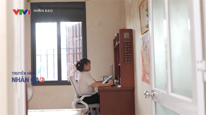Chiếc máy tính - công cụ mở ra cho Ánh một thế giới mới. Nguồn ảnh DNCC